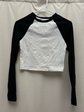 PINK Victoria's Secret Black & White Raglan Long-Sleeve Crop Top